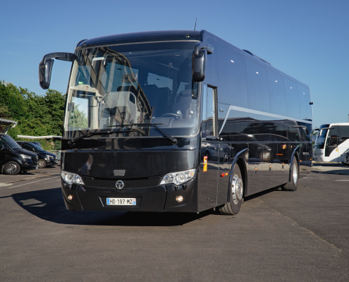 Autocar moderne avec chauffeur pour transport de groupe à Paris